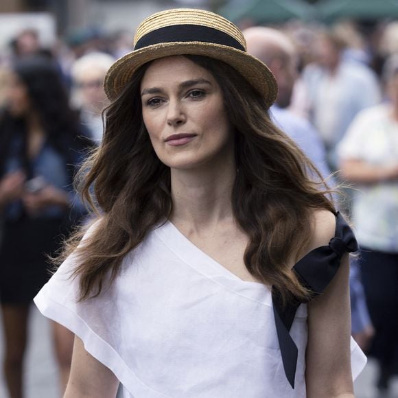 Face caméra, l'épouse de James Righton incarne le personnage de Juliet qui a le mérite de faire virevolter le coeur de Mark, joué par Andrew Lincoln.

Keira Knightley arrive aux championnats de tennis de Wimbledon au All England Lawn Tennis and Croquet Club à Londres, Royaume-Uni, le 10 juillet 2024. Tim Merrys/MirrorPix/Bestimage