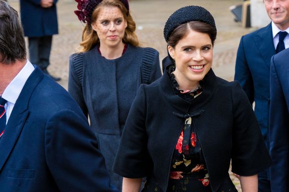 Qu'en est-il de leurs filles, Eugénie (35 ans) et Béatrice d'York (37 ans) ? 

La princesse Eugenie d’York et La princesse Beatrice d’York lors du service d'action de grâce en hommage au prince Philip, duc d’Edimbourg, à l'abbaye de Westminster à Londres, Royaume Uni, le 29 mars 2022. Le prince Philip, duc d’Edimbourg, est décédé le 9 avril 2021.