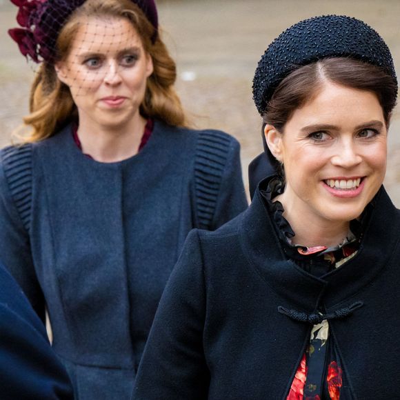 Qu'en est-il de leurs filles, Eugénie (35 ans) et Béatrice d'York (37 ans) ? 

La princesse Eugenie d’York et La princesse Beatrice d’York lors du service d'action de grâce en hommage au prince Philip, duc d’Edimbourg, à l'abbaye de Westminster à Londres, Royaume Uni, le 29 mars 2022. Le prince Philip, duc d’Edimbourg, est décédé le 9 avril 2021.