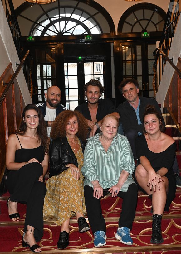 Exclusif - Mila Michael , Hélène Zidi, Josiane Balasko, Manon Gauthier, Jordan Topenas, Paul Valy et Benjamin Carette (comédien et chargé de production de la pièce) - Adaptation théâtrale du film "Gazon maudit" de Josiane Balasko au théâtre "Les Enfants du paradis" à Paris le 14 septembre 2022.  © Coadic Guirec/Bestimage