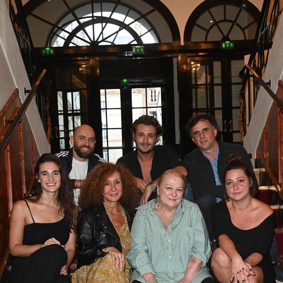 Exclusif - Mila Michael , Hélène Zidi, Josiane Balasko, Manon Gauthier, Jordan Topenas, Paul Valy et Benjamin Carette (comédien et chargé de production de la pièce) - Adaptation théâtrale du film "Gazon maudit" de Josiane Balasko au théâtre "Les Enfants du paradis" à Paris le 14 septembre 2022.  © Coadic Guirec/Bestimage