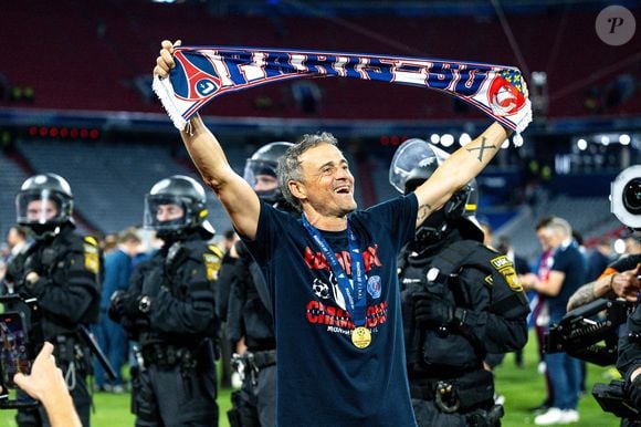 Luis Enrique (Paris Saint-Germain, Entraîneur, Cheftrainer) Feiert mit einem Fanschal den Sieg, GER, Paris Saint-Germain vs. Inter Mailand, Fussball, Herren, UEFA Champions League Finale Muenchen 2025, Spielzeit 2024/2025, 31.05.2025, Foto : Eibner-Pressefoto/Wolfgang Frank