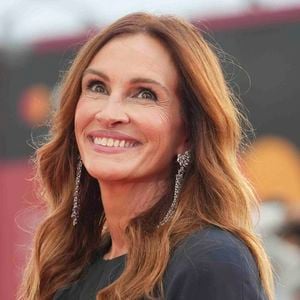 Youri Djorkaeff avait confirmé avoir déjà croisé Julia Roberts dans l'ascenseur et l'avoir trouvée "vraiment sublime".

Julia Roberts arrive à la première du film "After the hunt" au 82ème Festival International du Film de Venise (Mostra), le 29 août 2025. 

© Laurent Lairys / PsnewZ / Bestimage