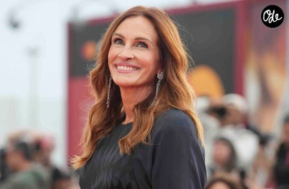 Youri Djorkaeff avait confirmé avoir déjà croisé Julia Roberts dans l'ascenseur et l'avoir trouvée "vraiment sublime".

Julia Roberts arrive à la première du film "After the hunt" au 82ème Festival International du Film de Venise (Mostra), le 29 août 2025. 

© Laurent Lairys / PsnewZ / Bestimage