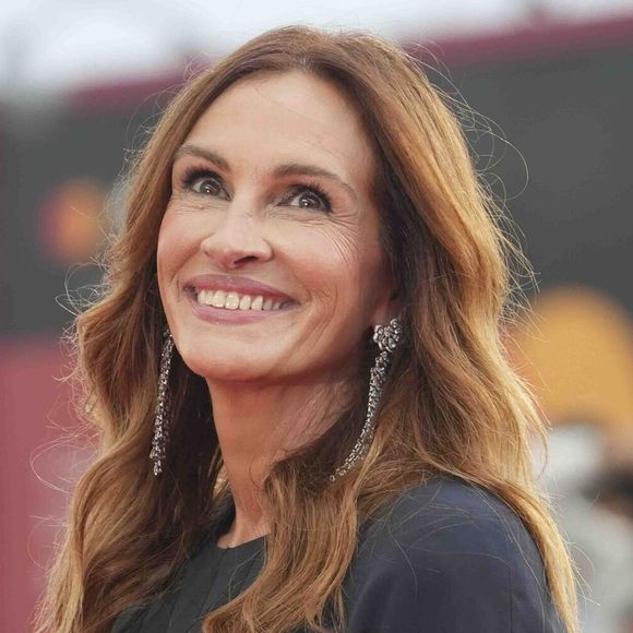 Youri Djorkaeff avait confirmé avoir déjà croisé Julia Roberts dans l'ascenseur et l'avoir trouvée "vraiment sublime".

Julia Roberts arrive à la première du film "After the hunt" au 82ème Festival International du Film de Venise (Mostra), le 29 août 2025. 

© Laurent Lairys / PsnewZ / Bestimage