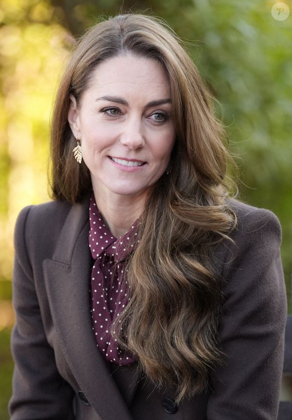 "Ce n'était pas la première fois que nous les voyions. Ils viennent ici depuis des années. Je pense qu'ils aiment la région. Nous voyons aussi souvent Pippa, la sœur de Kate".

Le prince William, prince de Galles, et Catherine (Kate) Middleton, princesse de Galles, visitent le centre communautaire de Southport, pour rencontrer les familles des victimes de l'attaque au couteau, le 10 octobre 2024. © Julien Burton / Bestimage