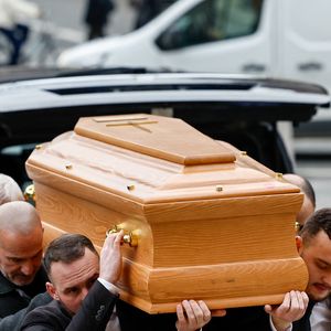 Stéphane Courbis porte le cercueil de son père - Arrivées à la cérémonie religieuse en hommage à Rolland Courbis dans l'église de la Madeleine à Paris, France, le 14 janvier 2026. © Jacovides-Moreau/Bestimage