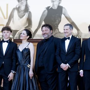 Simon Jacquet, Leonardo Sbaraglia, Marcel Canet, Marion Cotillard, Denis Ménochet, Guillaume Canet - Montée des marches du film " Karma " lors du 79ème Festival International du Film de Cannes, le 15 mai 2026. © Olivier Borde / Bestimage