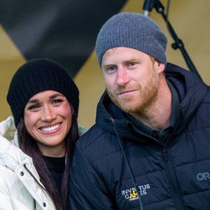 Son ancien conseiller personnel est qualifié d'ennemi juré de Meghan Markle, puisqu'il ferait partie de ceux qui ont accusé la duchesse de harcèlement envers ses employés.

Le prince Harry, duc de Sussex, et Meghan, duchesse de Sussex, assistent à la célébration de bienvenue à Whistler lors de la deuxième journée des Jeux Invictus 2025 à Whistler 
©Backgrid UK/ Bestimage