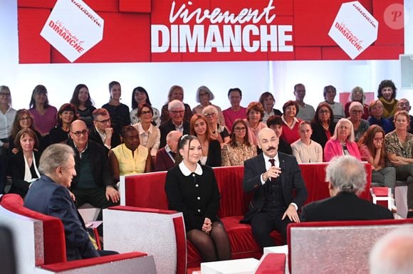 Exclusif -  Michel Drucker, Linh et Viktor Vincent et Pierre Perret lors de l'enregistrement de l'émission Vivement Dimanche, au studio Rive gauche, à Paris, France, le 22 octobre 2025, présentée par M.Drucker, diffusée sur France 3 le 16 novembre 2025. © Guillaume Gaffiot/Bestimage