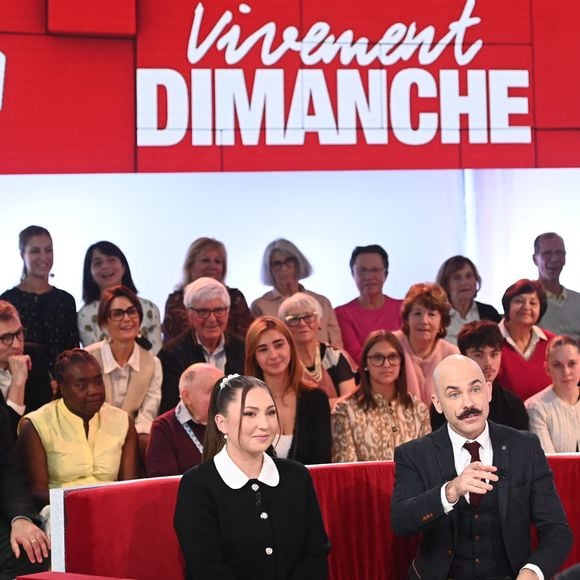 Exclusif -  Michel Drucker, Linh et Viktor Vincent et Pierre Perret lors de l'enregistrement de l'émission Vivement Dimanche, au studio Rive gauche, à Paris, France, le 22 octobre 2025, présentée par M.Drucker, diffusée sur France 3 le 16 novembre 2025. © Guillaume Gaffiot/Bestimage