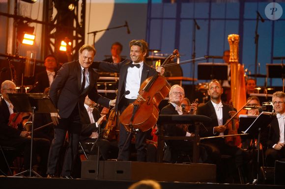 Renaud Capuçon, Gautier Capuçon - "Concert de Paris" sur le parvis de l'hôtel de ville de Paris retransmis en direct sur France 2 et sur France Inter, Paris le 14 juillet 2024. © Christophe Clovis - Pierre Perusseau / Bestimage  "Concert de Paris" on the forecourt of Paris City Hall broadcast live on France 2 and France Inter, Paris on July 14, 2024.