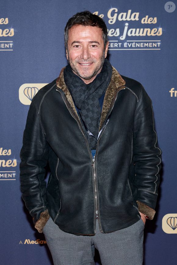 Exclusif - Bernard Montiel au photocall du "Gala des pièces jaunes, le concert événement" à La Défense Arena à Nanterre le 23 janvier 2025. Le gala des Pièces Jaunes 2025 sera diffusé le 28 janvier, sur France 2 et sur la plateforme France.Tv.

© Jacovides / Moreau / Bestimage