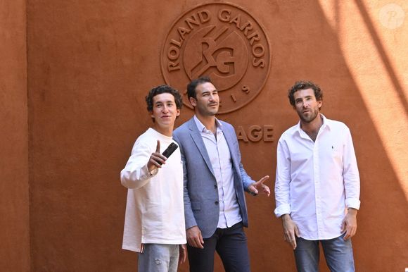 Raphaël Kretz, Valentin Kretz et Martin Kretz - La famille Kretz en tournage au village lors des Internationaux de France de tennis de Roland Garros 2024, à Paris, France, le 1er juin 2024. © Chryslene Caillaud/Panoramic/Bestimage