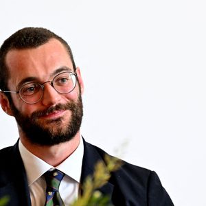 Louis Sarkozy a dédicacé son nouveau livre "Napoléon Bonaparte, l'empire des livres" dans le cadre de la Semaine du Libraire à Menton où il a ensuite participé à une conférence sur Napoléon, le 15 mai 2025. © Bruno Bebert/Bestimage