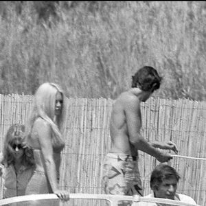 Gunter Sachs et Brigitte Bartot en 1967 à Saint-Tropez. (DANIEL ANGELI / BESTIMAGE).