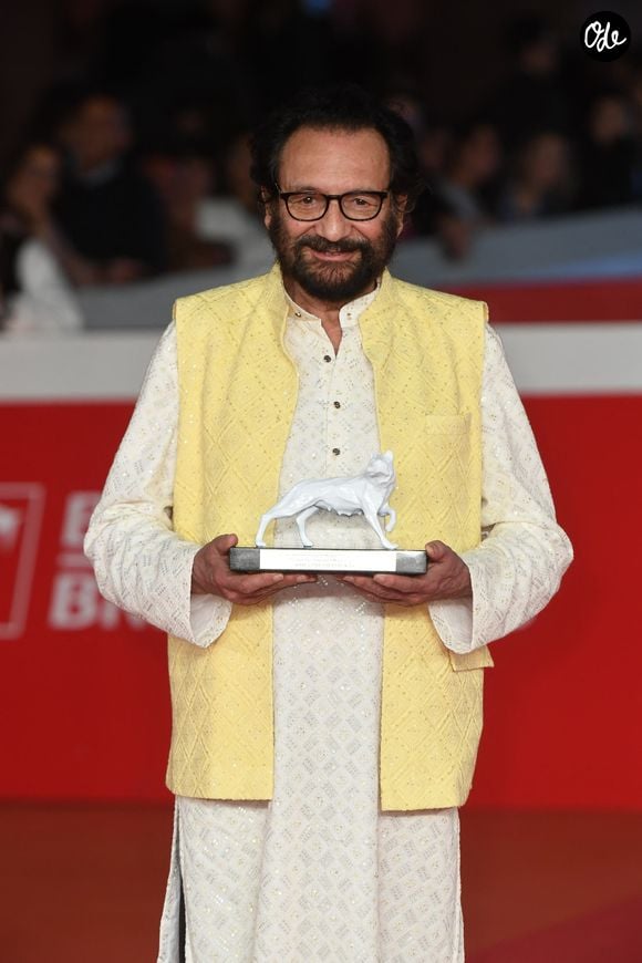 Il s'agit de Shekhar Kapur, réalisateur indien de "Elizabeth" (1998)

Shekhar Kapur - Les lauréats du 17ème Rome Film Festival, le 22 octobre 2022. Photo : SGP / BESTIMAGE