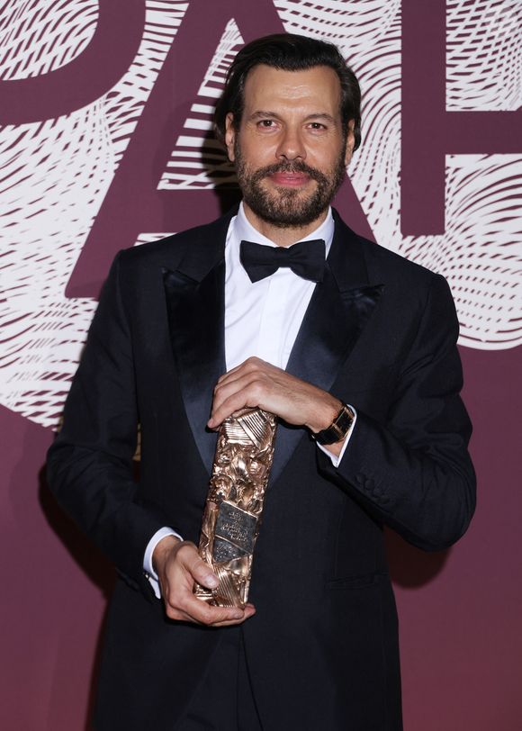 Il s'agit de Laurent Lafitte, sacré meilleur acteur aux César pour son rôle dans La Femme la plus riche du monde, qui était invité pour parler de son nouveau film "Alter Ego", sorti en salles ce mercredi 4 mars.

Laurent Lafitte (montre Jaeger-LeCoultre) (Meilleur acteur dans La Femme la plus riche du monde) au photocall du dîner de la 51ème cérémonie des César au Fouquet's à Paris, France, le 27 février 2026. © Denis Guignebourg/Bestimage