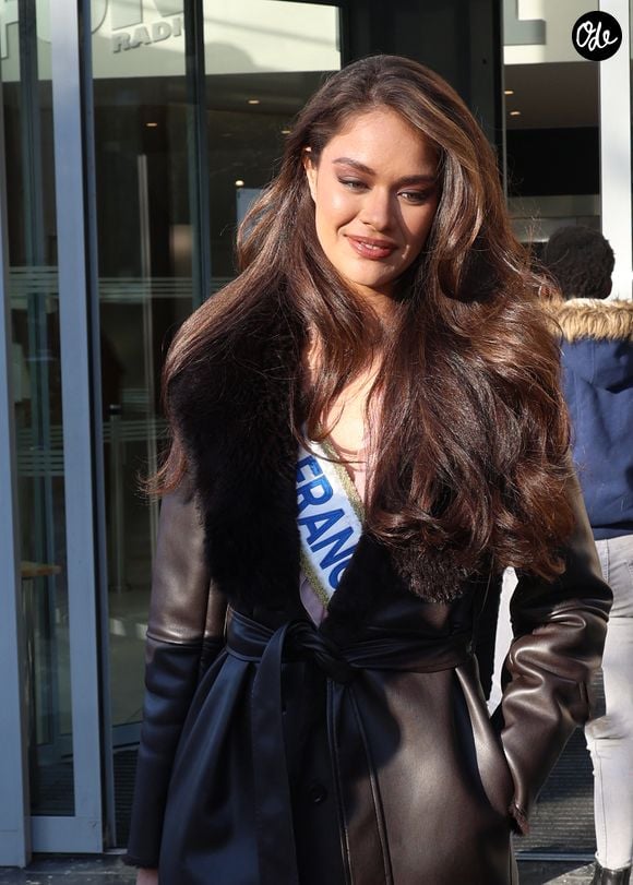 Exclusif - Miss France 2026 Hinaupoko Deveze à sa sortie des studios de RTL, à Neuilly-sur-Seine, France, le 6 janvier 2026. © Bestimage