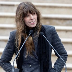 Lou Doillon lors de l'inauguration de la passerelle Jane Birkin devant les 41-43 quai de Valmy à Paris le 13 décembre 2025.
© Cyril Moreau / Bestimage