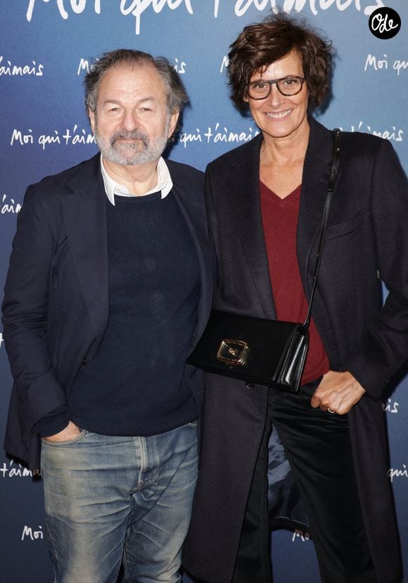 Denis Olivennes et sa compagne Inès de La Fressange -Avant-première du film "Moi qui t'aimais" au Publicis Cinémas à Paris à Paris le 25 septembre 2025. c Coadic Guirec/Bestimage | 00725075