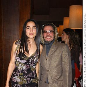 Paris-France, 9 décembre 2003. Florent Pagny et son épouse Azucena assistent à la soirée de Noël chez Castel. Paris, France, le 9 décembre 2003. Crédit Serge Arnal/Abaca