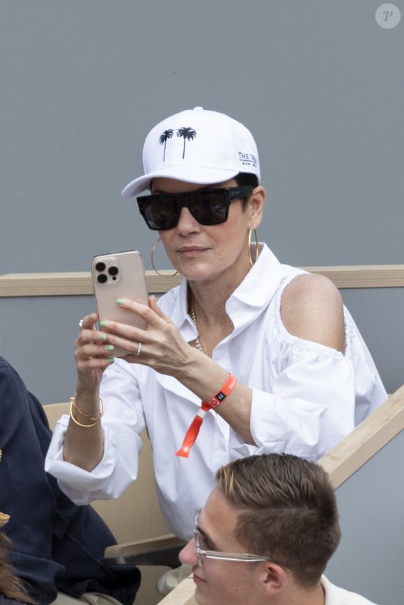 Cristina Cordula dans les tribunes lors des Internationaux de France de Tennis de Roland Garros 2025 à Paris, le 29 mai 2025.
© Moreau / Jacovides / Bestimage