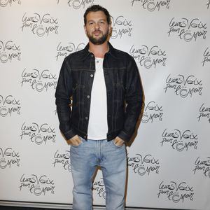 Roméo a fait sa rentrée en CP, un moment particulièrement émouvant pour son papa.

Claudio Capéo au Photocall de la 10ème édition de la soirée "Leurs voix pour l'espoir" au profit de la recherche contre le cancer du pancréas (fondation ARCAD) à l'Olympia à Paris le 17 octobre 2022.
© Marc Ausset-Lacroix / Perusseau / Bestimage