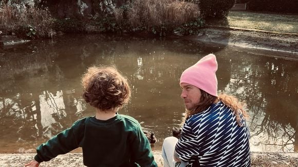Julien Doré a choisi de vivre loin de la ville, quel est l'impact sur l'éducation de son fils de 4 ans ? "C’est la chance de vivre dans un endroit..."