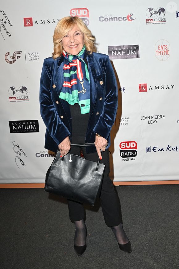 La chanteuse Nicoletta arrive à la première de la pièce inspirée du livre de Valérie Perez-Ennouchi "Destins de femmes", au Théâtre du Rond Point, à Paris, France, le 16 octobre 2023. Photo par Mireille Ampilhac/ABACAPRESS.COM
