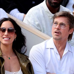 Brad Pitt et sa compagne Ines de Ramon assistent dans les tribunes aux Internationaux de France de Tennis de Roland Garros 2026, Paris le 6 juin 2026. © Jacovides-Moreau/Bestimage