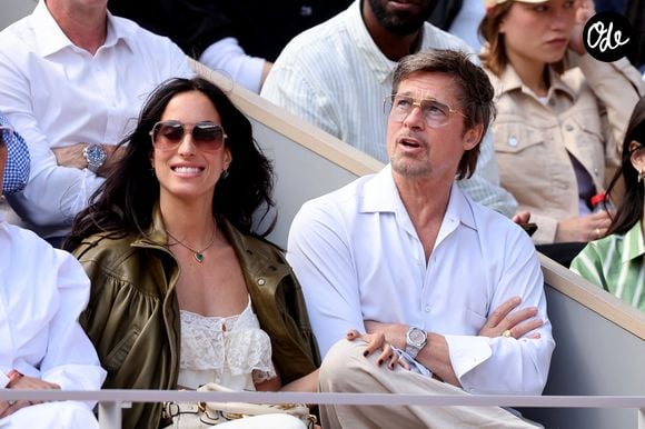 Brad Pitt et sa compagne Ines de Ramon assistent dans les tribunes aux Internationaux de France de Tennis de Roland Garros 2026, Paris le 6 juin 2026. © Jacovides-Moreau/Bestimage