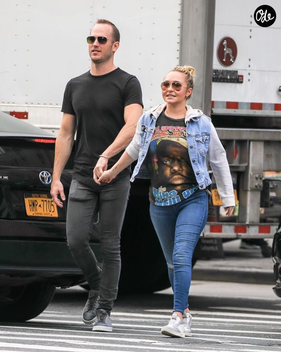 Exclusif - Hayden Panettiere se promène main dans la main avec Zach Hickerson (le frère de son ex-compagnon Brian Hickerson) à New York, le 11 septembre 2019.