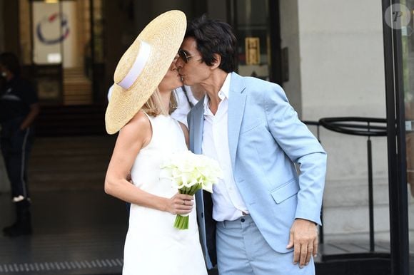 Photo : Mais rien ne pouvait empêcher cette noce ! Les jeunes mariés,  Jean-Luc Lahaye et sa femme Paola (Lahaye-Aubin) à la sortie de la mairie  du 18ème arrondissement de Paris -