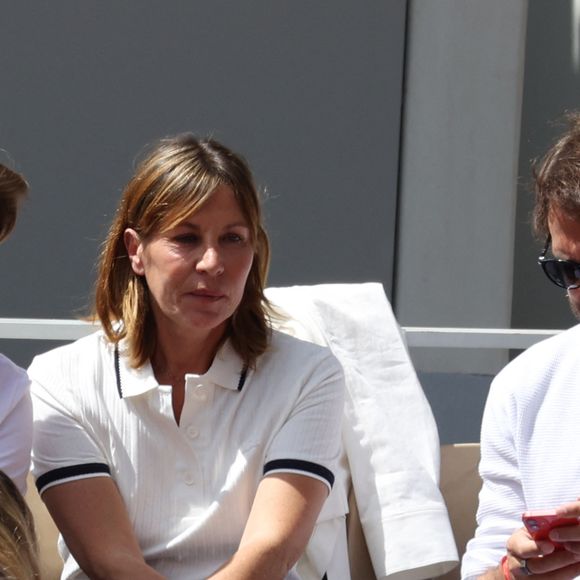 Mathilde Seigner et son fils Louis, Louis-Julien Petit dans les tribunes des Internationaux de France de Roland Garros, le 28 mai 2022. © MPP / Bestimage
