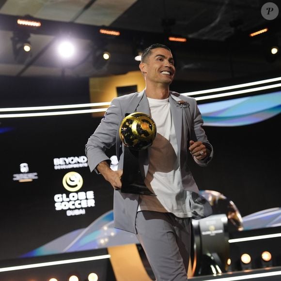 Et il en est reparti avec un trophée

Cristiano Ronaldo lors de la cérémonie des Globe Soccer Awards organisée à Dubaï le 27 décembre 2024.