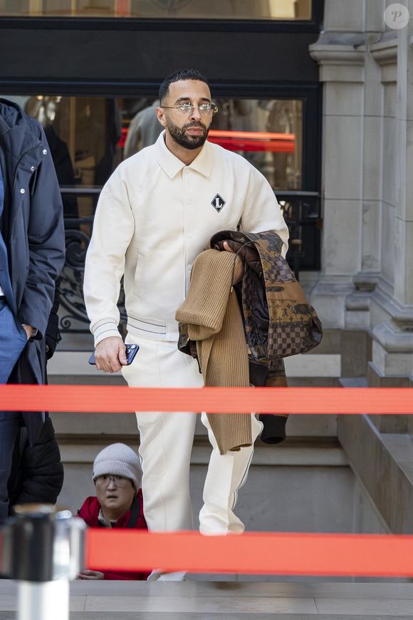 Les faits jugés remontent à 2021, lorsqu'une jeune femme de 21 ans a été agressée dans une chambre d'hôtel parisienne.

Le rappeur Naps - Procès de Naps (Nabil Boukhobza) accusé d'avoir violé dans son sommeil une jeune femme dans un hôtel en 2021, après une soirée en discothèque.
Il est jugé devant la cour criminelle départementale de Paris.
Le 16 février 2026.

© Vincenzo Arnone / Bestimage