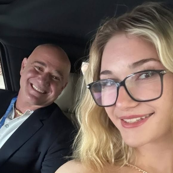 Via sa story Instagram, Jaz Elle a publié un adorable selfie d'elle avec son illustre paternel pris depuis leur taxi. (Capture d'écran Instagram - 2025).