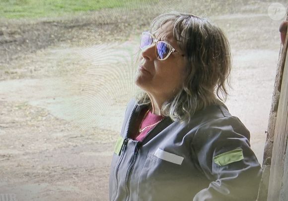 Denis, à la ferme chez lui avec ses prétendantes Sylvie et Romy dans "L'amour est dans le pré"