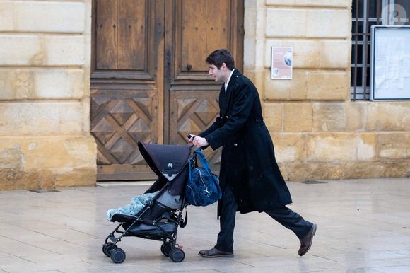 Sa famille, entourée de 400 invités, a organisé une cérémonie religieuse marquée par l’espérance. 

Colomban Soleil, père d'Emile, quitte l'église après la cérémonie funéraire à Saint-Maximin-la-Sainte-Baume, le 8 février 2025. Photo par Shootpix/ABACAPRESS.COM