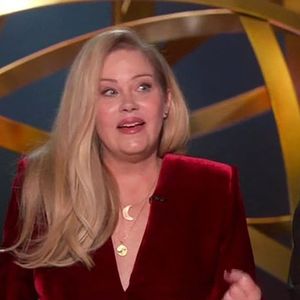 Christina Applegate reçoit une ovation debout alors qu'elle monte sur scène avec une canne pour faire sa présentation aux Emmy Awards.
© Backgrid UK/ Bestimage