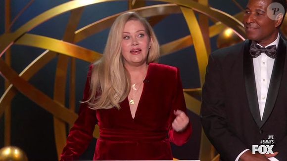 Christina Applegate reçoit une ovation debout alors qu'elle monte sur scène avec une canne pour faire sa présentation aux Emmy Awards. 
© Backgrid UK/ Bestimage