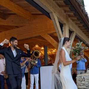 Sur Instagram, l'ancien handballeur a partagé des photos de cette journée et un message très émouvant.

Nikola Karabatic partage de belles photos de son mariage avec Géraldine.