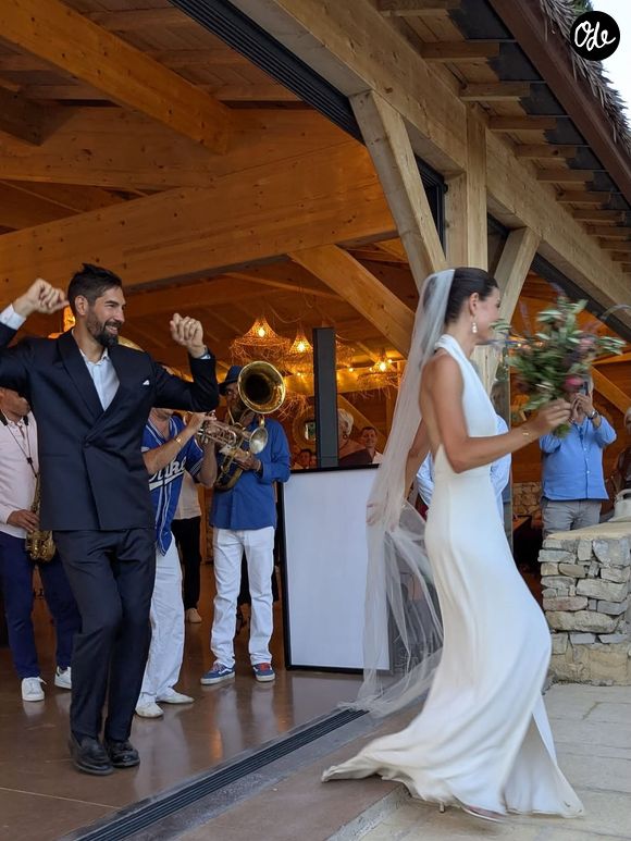 Sur Instagram, l'ancien handballeur a partagé des photos de cette journée et un message très émouvant.

Nikola Karabatic partage de belles photos de son mariage avec Géraldine.