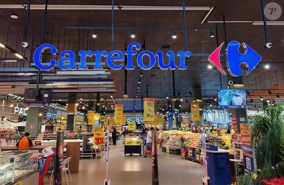 La famille Moulin a ainsi laissé la place de principal actionnaire à Peninsula, la holding du milliardaire brésilien Abilio Diniz. 

Façade du supermarché Carrefour Granja Julieta, dans le sud de Sao Paulo, samedi après-midi (23). Les producteurs de viande brésiliens ont décidé de suspendre l'approvisionnement des marchés Carrefour, Atacadao et Sam's Club après que la chaîne française a annoncé qu'elle cesserait d'acheter de la viande et des produits laitiers au Brésil. Sao Paulo, Brésil, 23 novembre. Photo par Leandro Chemalle/Thenews2 via Zuma Press Wire/ABACAPRESS.COM