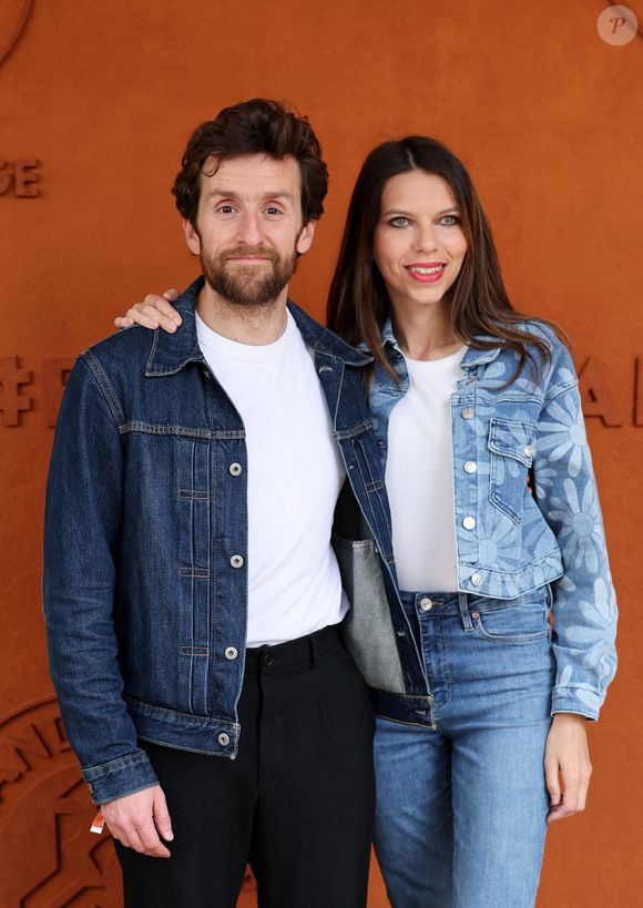 "C'est quelqu'un qui vit encore, qui est venu d'ailleurs aux Grosses Têtes, il y a un ou deux ans. Et après, on a arrêté, il était trop cher"

Pablo Mira et sa compagne Lisa Brunet - Célébrités au village des Internationaux de France de tennis de Roland Garros 2024 à Paris le 6 juin 2024. © Jacovides / Moreau / Bestimage