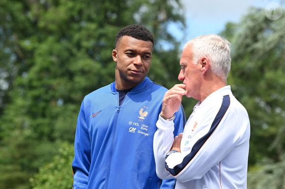 Kylian Mbappé et le sélectionneur français Didier Deschamps - Le président français et la première dame visitent le Centre national du football à Clairefontaine, près de Paris, France, le 2 juin 2026. A l'approche de la Coupe du Monde de la FIFA 2026, le Président a rencontré les joueurs et l'encadrement de l'équipe de France masculine de football pour leur exprimer son soutien. Il a également rencontré des membres de l'équipe de France féminine qui se préparent à disputer les matches de qualification pour la Coupe du Monde Féminine de la FIFA 2027. © Jeanne Accorsini/Pool/Bestimage