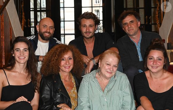 Et ce n'est pas tout… Le favoritisme et le culte du "mec viril" alimententeraient un climat toxique.

Exclusif - Mila Michael , Hélène Zidi, Josiane Balasko, Manon Gauthier, Jordan Topenas, Paul Valy et Benjamin Carette (comédien et chargé de production de la pièce) - Adaptation théâtrale du film "Gazon maudit" de Josiane Balasko au théâtre "Les Enfants du paradis" à Paris le 14 septembre 2022. © Coadic Guirec/Bestimage