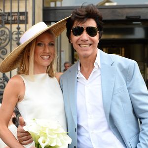 Les jeunes mariés, Jean-Luc Lahaye et sa femme Paola (Lahaye-Aubin) à la sortie de la mairie du 18ème arrondissement de Paris. Photo par Agence / Bestimage