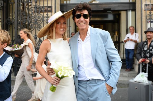 Les jeunes mariés, Jean-Luc Lahaye et sa femme Paola (Lahaye-Aubin) à la sortie de la mairie du 18ème arrondissement de Paris. Photo par Agence / Bestimage
